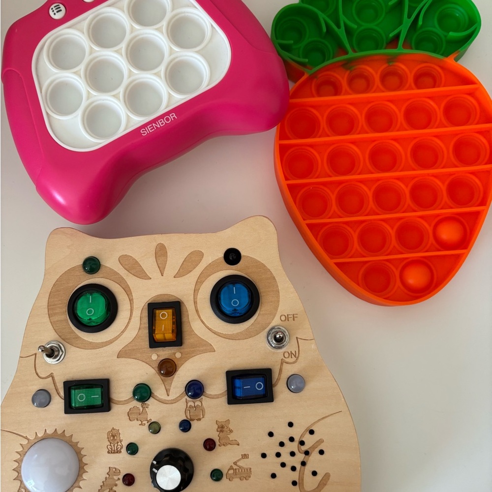 3 Fidgets/toys for kids! (2
need batteries to function!)